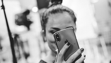 Девушка с айфоном