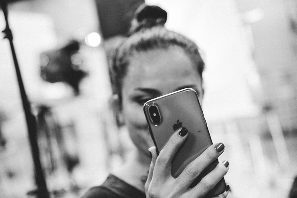 Девушка с айфоном