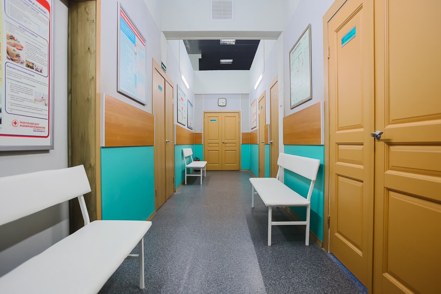 . Наш коридор может быть и школьным, и больничным