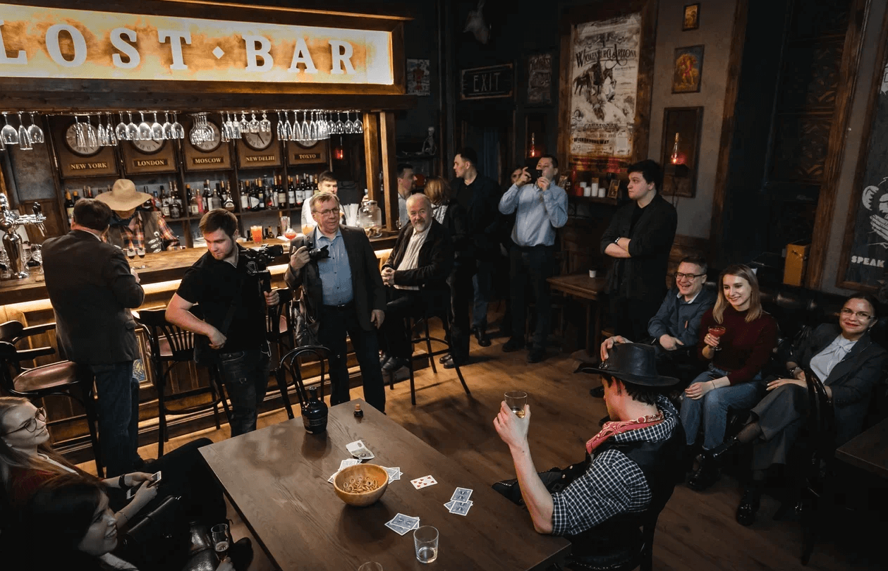 На киностудии есть локация, передающая атмосферу американского салуна