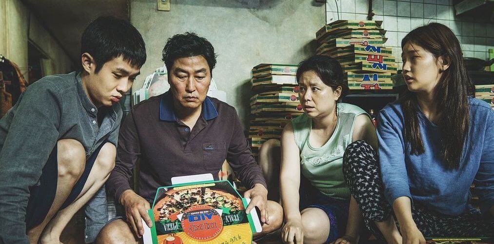 В трейлере фильма Паразиты первые кадры показывают плохие условия жизни семьи и отсутствие у них работы