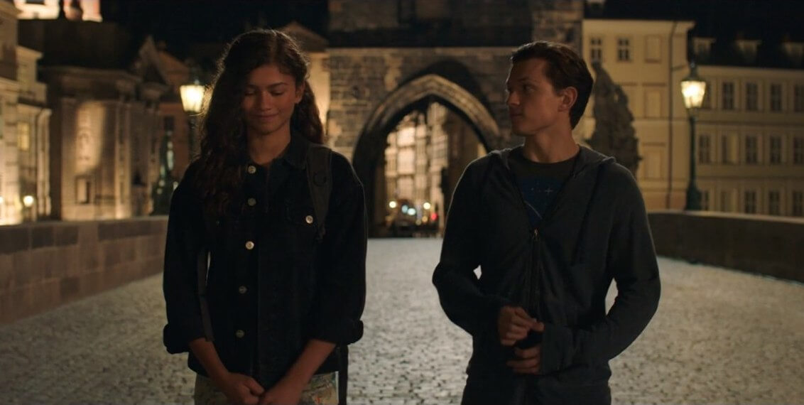 В трейлере фильма Человек-паук: Вдали от дома специально выделяется момент взаимоотношений героя с Эм-Джей