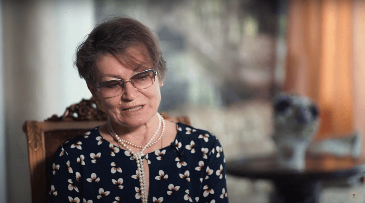 Если нет возможности самостоятельно снять родственников, организуйте связь по Skype и включите запись экрана