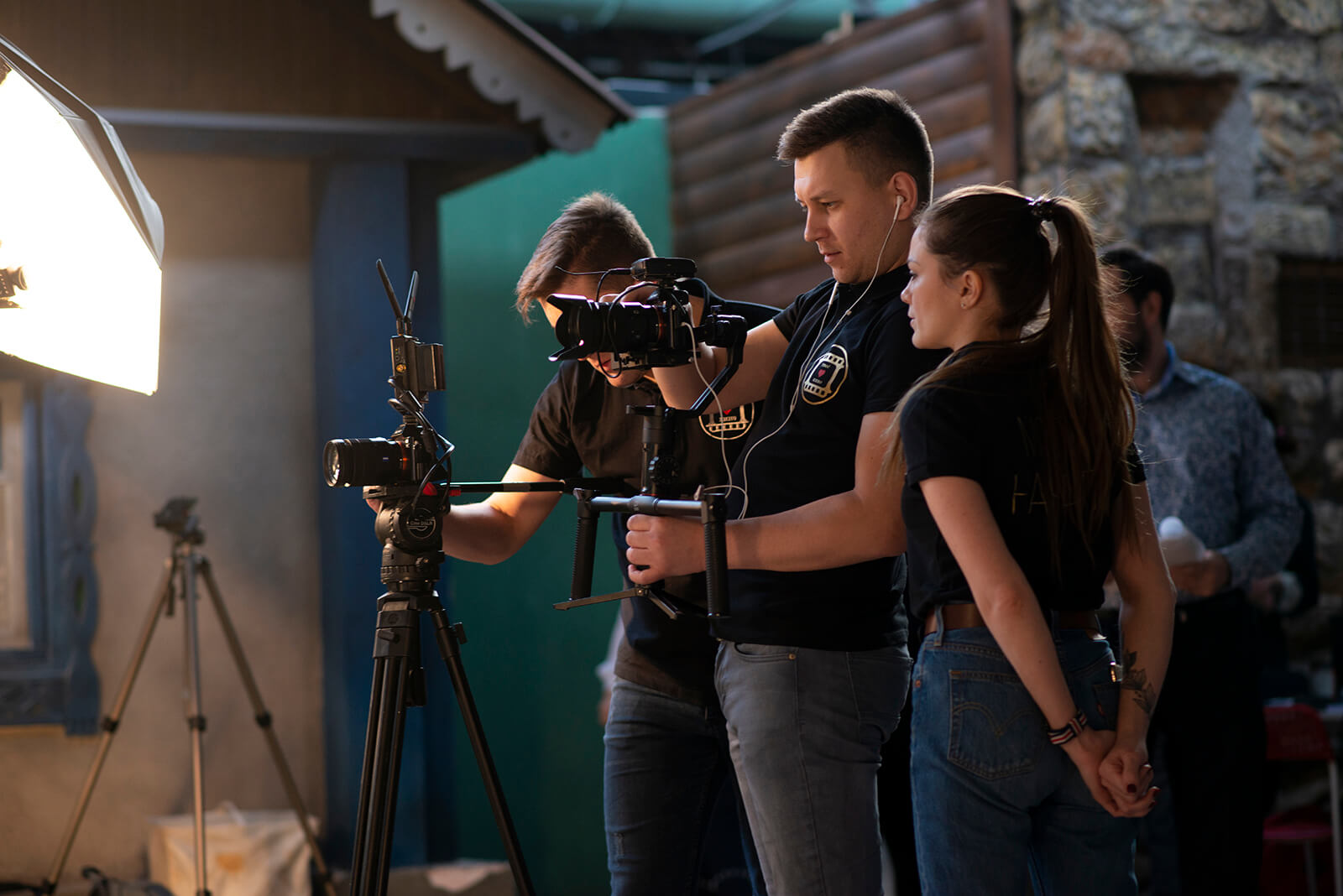 В студии ТвоёКино 16 разных локаций (среди которых также пещера, кухня, школьный класс, гримёрная, дежурная часть) собраны в одном павильоне