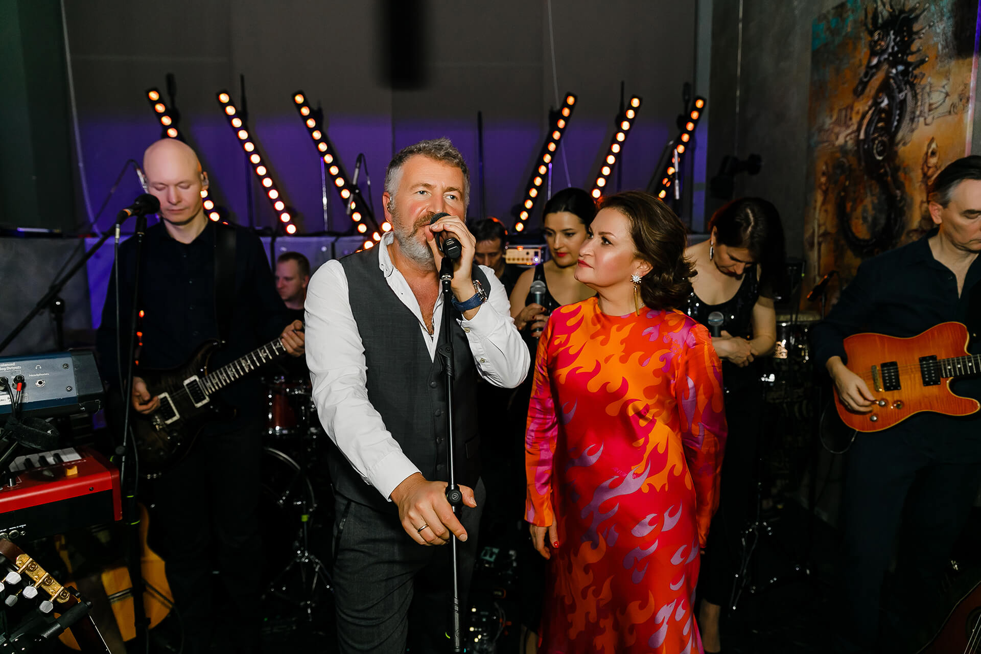 В качестве музыкального сюрприза были приглашены Леонид Агутин и его музыканты