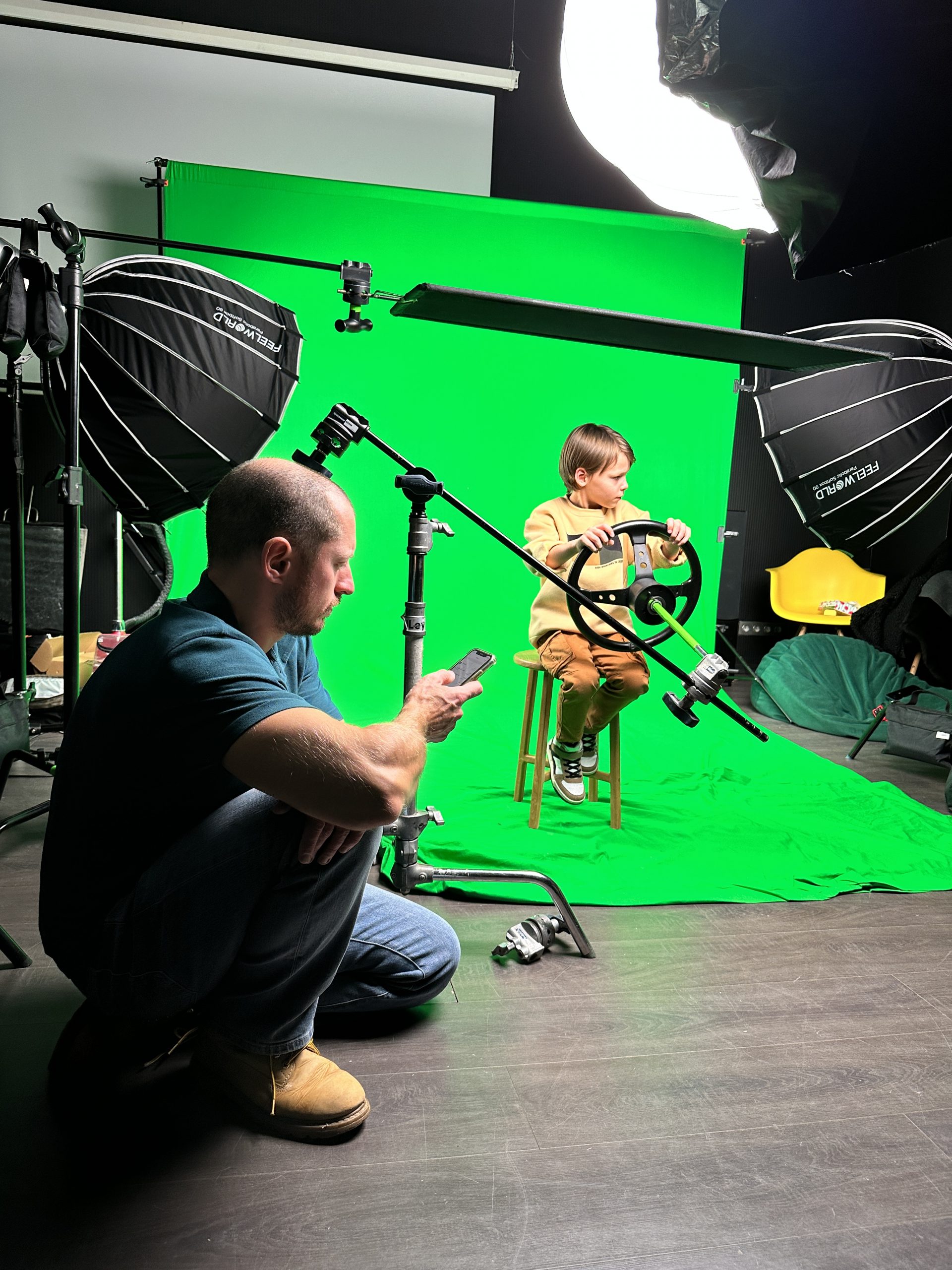 так как руль тяжёлый для рук ребёнка, наш художник придумал напольное крепление